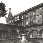 1932-1935 Claustro de la Catedral desde el noreste. A la derecha, el palacio episcopal, cuya torre asomaba sobre la Calle Cádiz