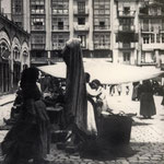 ¿Año? Mercado en la Plaza Velarde. A la izquierda, el Mercado de La Ribera; al fondo, La Ribera