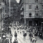 1914 Atarazanas desde el puente (durante el desfile del Batallón Infantil de Húsares)