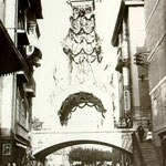 1901 Comienzo de Atarazanas hacia el este. El puente está engalanado con motivo de la visita de Alfonso XIII a la ciudad. A la izquierda asoma el tejado de la "Pescadería de Atarazanas" 