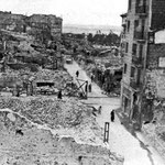 1941 Ruinas en torno a la Calle San Francisco desde el oeste. La calle que la cruza es Lealtad. A la derecha, Edificio Ubierna, que sobrevivió al incendio