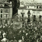 1885 Plaza de Pi y Margall desde el sur (durante la procesión de Viernes Santo). El edificio de la derecha es el convento de San Francisco; en primer plano, la Fuente de Becedo