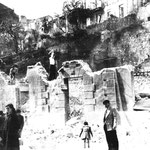 Años 40. Número 20 de la Calle Cádiz, donde se originaron las primeras llamas del incendio. Detrás, fachadas al sur de las casas de Ruamayor. ¿El paredón de piedra es un lienzo de la antigua muralla medieval?
