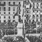 1880 Plaza Velarde durante la inauguración del monumento a Pedro Velarde (hoy en La Porticada) desde La Ribera. Al fondo, fachadas de la Calle Somorrostro