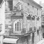 ¿Año? Palacio de Villatorre, en la esquina de la Plaza Vieja (en primer plano) y Santa Clara (a la derecha). Esta fotografía fue publicada en 1927, aunque su similitud con el dibujo de 1891 (ver después) sugiere que sea bastante anterior