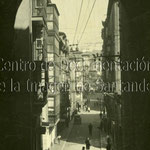 1920-1925 Calle del Puente desde el arco bajo la torre de la Catedral. Al fondo, Plaza Vieja