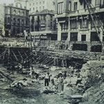 1944 Inicio de la construcción del lado este de la Plaza Porticada sobre lo que había sido la Plaza del Príncipe. Más allá, restos todavía en pie del Ateneo en la Calle del Arcillero
