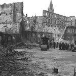 1941 Comienzo de los trabajos de desescombro tras el incendio. Esquina noroeste de la Plaza del Príncipe