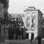 1912 Plaza de los Remedios desde el este. A la derecha, Calle del Cubo; hacia la izquierda, Lealtad y Puerta de la Sierra. Las casas que se ven en el centro de la imagen fueron derribadas en 1936, ampliando la plaza hasta Francisco de Quevedo