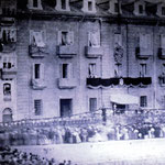 1861 Edificio de la Aduana desde "La Dársena" durante la visita de Isabel II a la ciudad. Las fotografías de esta visita son las más antiguas que se conocen de Santander