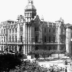1928 Plaza de Pi y Margall desde el sur. En el centro, el Ayuntamiento; a su derecha, iglesia de San Francisco; a la izquierda, se está procediendo a la unión y ampliación de los edificios en la esquina con Escalantes