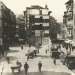 1936 Comienzo del derribo de las dos manzanas entre Atarazanas (izquierda) y Colón y Juan de Herrera (derecha) desde el puente. A la izquierda, el Mercado de Atarazanas
