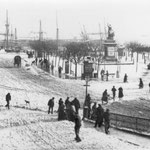 1884 Plaza Velarde nevada desde el puente. A la derecha, Mercado de La Ribera