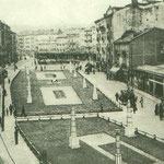 1939 Atarazanas (izquierda) y Juan de Herrera (derecha) desde el este, sin la manzana que las separó hasta 1936. Las peculiares farolas se aprovecharon de la Feria de Muestras celebrada unos años antes en la Alameda