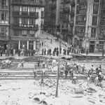 1945 Urbanización de Jesús de Monasterio, tras el incendio, desde el norte. Los dos edificios a la izquierda de la imagen (esquina con Cuesta del Hospital) fue lo único que quedó en pie de Atarazanas, siendo derribados posteriormente