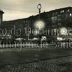 1930-1940 Extremo norte de Alfonso XIII, de noche, con Correos a la izquierda y las casas de La Ribera a la derecha