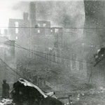 1941 Cuesta de Gibaja, aún en llamas, desde Atarazanas. Al fondo, restos de Ruamenor. A la izquierda, entrada hacia la Calle del Rincón