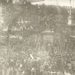 1908 Plaza Velarde desde el oeste, durante la celebración del centenario del 2 de mayo de 1808. En la esquina inferior derecha asoma la cubierta del Mercado de La Ribera
