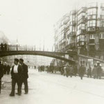 1936 Comienzo de la Ribera junto al puente. Obsérvese que ya se han derribado las dos manzanas entre Colón-Juan de Herrera y Atarazanas