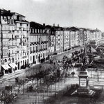 1885-1887 La Ribera, la Plaza de Velarde y el Paseo Pereda desde el oeste. El edificio más bajo de la izquierda es el edificio de la Aduana