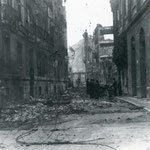 1941 Restos de la Calle del Arcillero, tras el incendio, desde San José. En primer plano, a la derecha, restos del Ateneo; curiosamente, su biblioteca y sus salones no llegaron a arder