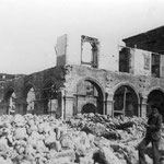 1896 Derribo del Convento de San Francisco para construir en su lugar el nuevo Ayuntamiento. A la derecha quedó la iglesia de San Francisco, que no sería derribada hasta 1936