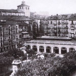 ¿Año? Plaza Velarde desde el noreste. A la izquierda, Calle Somorrostro; en el centro, Mercado de La Ribera (desaparecido en un incendio en 1917); detrás, la Catedral; a la derecha, inicio del puente de Vargas