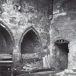 Años 40. Enterramientos de los Escalante en la desaparecida Capilla de Santiago. La puerta conduce al claustro de la Catedral