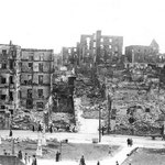 1941 Restos de la acera sur de Atarazanas tras el incendio. En el centro, Cuesta de Gibaja y, a la izquierda de ésta, entrada hacia la Calle del Rincón. Al fondo se puede ver buena parte de la Puebla Vieja ya destruida