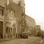 1941 Ruinas de la Calle Cádiz tras el incendio desde el oeste. En el centro de la imagen se ve la fachada del Palacio Episcopal retranqueada en 1936