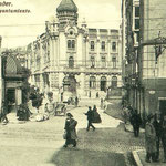 1906 Plaza de Pi y Margall desde el comienzo de la Cuesta del Hospital. A la derecha, comienzo de Atarazanas; al fondo, el nuevo Ayuntamiento (que ha llegado hasta nuestros días, pero sin la graciosa torrecilla de la esquina)