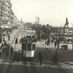 1910 Comienzo de La Ribera desde el puente hacia el este. A la derecha, Mercado de La Ribera y Plaza Velarde