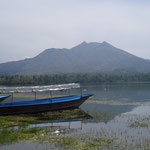 Une barque de pecheur sur le lac