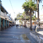 La rue principale de Manly avec ses petites fontaines au sol pour se rincer les tongues pleine de sable.