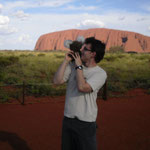 Bob devant Uluru un peu effrayé devant tant d'énergie mystique