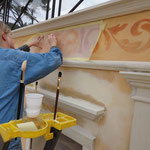 Restauration de fresque. Frise en façade. Reprise d'un décor existant.