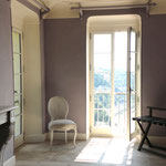 Chambre violette - Murs en chaux brossée 