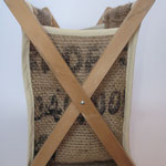 Porte revues bois habillé de toile de jute provenant d'un sac à café.