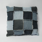 Coussin fabriqué avec des carrés de jean de 10 x 10 cm frangés