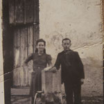 1950. A por agua al pilón. Juana y Julian. Juana Otero
