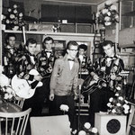 THE SKIFFLING GUYS (Etalage Meubelzaal Van Dijk - Halstraat, Breda) vlnr: Herman van Oosterum - Theo v.d. Broek - Huub van Oosterum - Ton Bogers - Ad v.d. Heuvel - Kees van Dijk