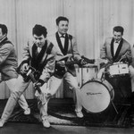 THE FLAMES 1964 vlnr: Ruud Wenzel (basgit.) - Jack Smit (slaggit.) - Gerrit Gillet (sologit.) - Henk Voorheijen (drums) + Eddie van de Liefvoort (zang, gitaar) was de tijdelijke vervanger van Jack de Nijs (zang, piano, gitaar)