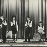 THE GOBLINS - december1964 (Foto Hoendervangers, Oudenbosch) vlnr: Jan Dekkers - Ad Mol - Lucie Beynon - Boudewijn Korsmit - Alexander Korsmit - Marno de Jong