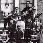 De Cooke familie uit Breda (1962) met hun vrienden Max Baro (drums), Frans de Hoog (samba-ballen) en Jan Huizinga (gitaar)