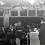 THE STRANGERS vlnr: Cees Geers, Jac Geers, Tonnie Bastiaansen, Cor van Etten. Op de voorgrond hun latere manager Jan Uitdewilligen
