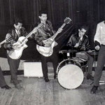 ULLY & his ROCKING COMETS ca.1960-1961 Uiterst links: Ully Berkelie en naast hem Ronny Rohder. Rechts de broers Jerry en Ruud Eimer.