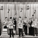 The Music Boys (schoolorkest internaat St. Marie, Huijbergen) South-American-Show in de  stijl van Electric Johnny & his Skyrockets. Met radio's als gitaarversterkers.
