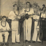 Piet Hopmans 2e van links met ukelele in het Bergs Hawaiian ensemble in het begin der 50-er jaren