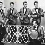 THE ALL STARS 1963 - vlnr: Anton van Rijen (sax), Ad Smeekens (bas/zang), Peter Smulders (slag/zang), Cees Smeekens (solo/zang) en gehurkt Sooi van der Flaas (drums)