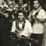 Hawaiian ensemble met vlnr. Evert Put (gitaar), Nono Gillet (Hawaiian gitaar), ? (bas) en Dolf Halapiry (ukelele)